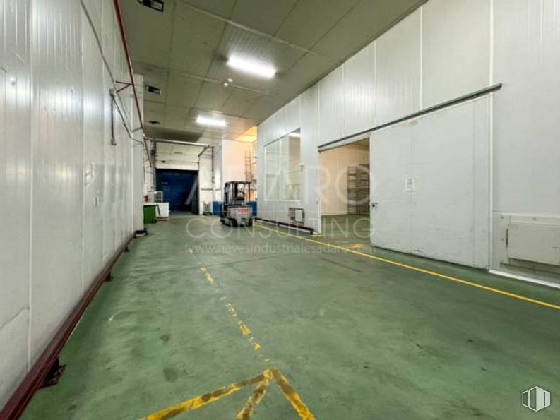 Nave en alquiler y venta en Polígono industrial Urtinsa, Leganés, Madrid, 28917 con suelo, suelos, hall, accesorio, techo, madera, máquina, hierba, hormigón y habitación alrededor