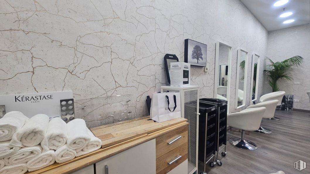 Local en alquiler en Calle Constitución, 2, Rivas-Vaciamadrid, Madrid, 28529 con silla, toalla, planta de interior, interiorismo, salón de belleza, cuidado personal, plata, diseño, lámpara y estante alrededor