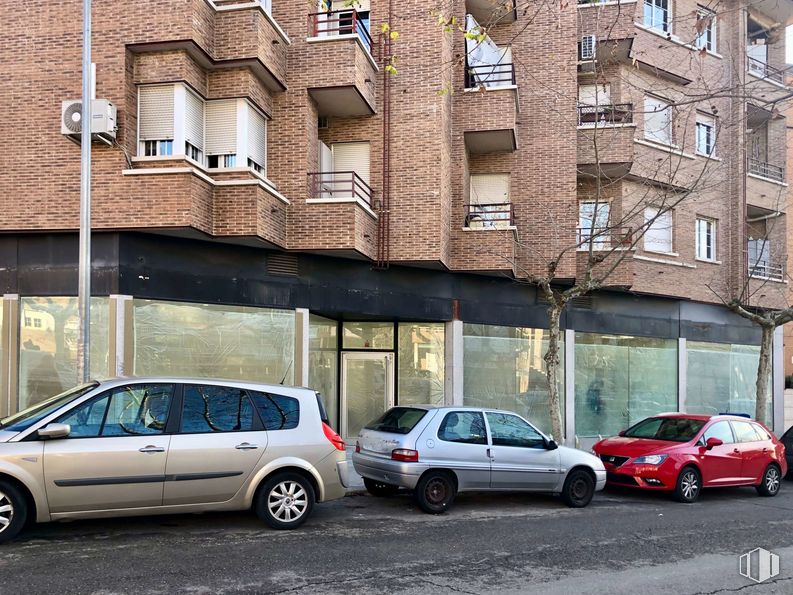 Local en venta en Calle Sacrificio, Majadahonda, Madrid, 28220 con coche, neumático, rueda, luz de estacionamiento automotriz, vehículo terrestre, vehículo, propiedad, ventana, edificio y vehículo de motor alrededor