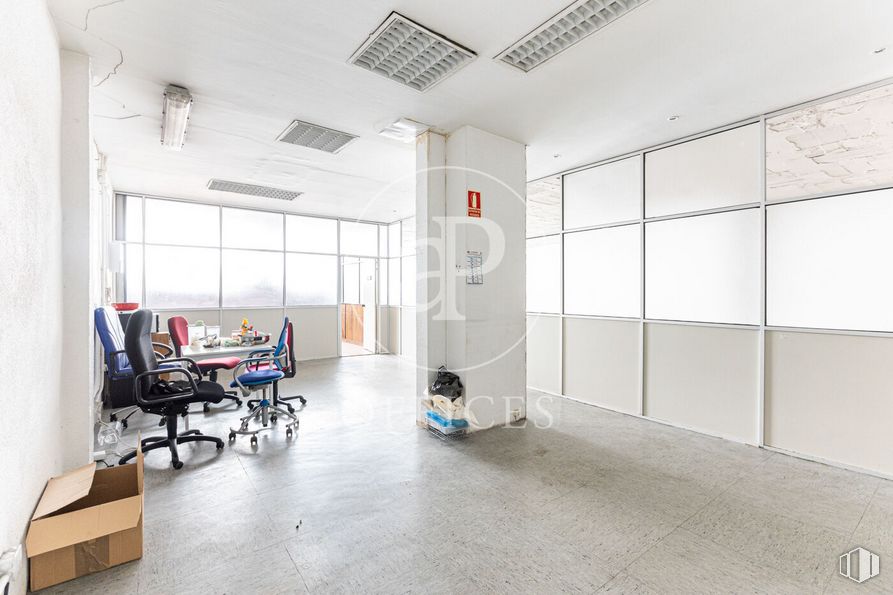 Office for sale at Calle Alfonso Gómez, San Blas - Canillejas, Madrid, 28037 with chair, shipping box, box, automotive design, building, interior design, hall, flooring, floor and fixture around