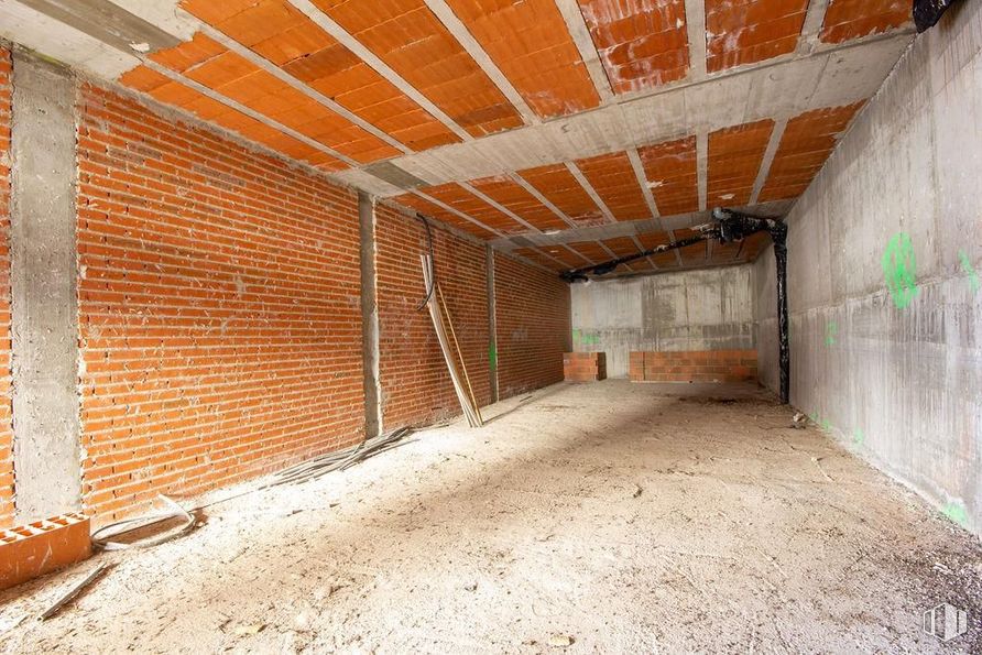 Retail for sale at Centro urbano, Venturada, Madrid, 28729 with wood, brickwork, brick, floor, flooring, composite material, real estate, building material, ceiling and hall around