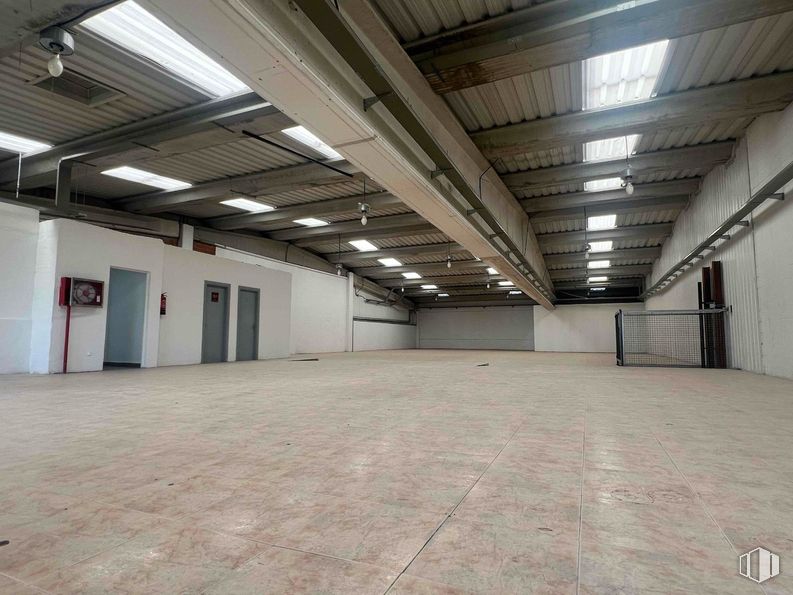 Nave en alquiler en Zona polígono industrial Sur, San Sebastián de los Reyes, Madrid, 28700 con puerta, lámpara, alumbrado, hall, suelo, suelos, edificio, techo, haz y aparcamiento alrededor