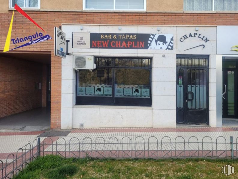 Retail for sale at El Cerro - Carretera San Rafael, Segovia, 40006 with window, door, building, real estate, fixture, facade, font, signage, advertising and grass around