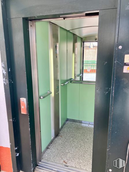 Local en venta en Calle Calderón de la Barca, 9, Navalcarnero, Madrid, 28600 con accesorio, edificio, puerta, asa, gas, suelos, material compuesto, vidrio, aluminio y máquina alrededor