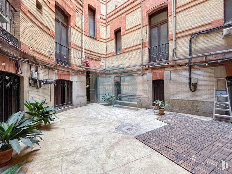 Oficina en alquiler en Calle Sagasta, Chamberí, Madrid, 28004 con ventana, puerta, planta, mesa de trabajo, ladrillo, patio, azulejo, iluminación natural, suelo de baldosas y balcón alrededor