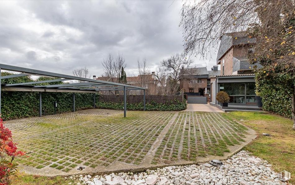 Office for sale at Zona El Plantío, Moncloa - Aravaca, Madrid, 28023 with plants, shrub, garden, groundcover, shade, flagstone, landscaping, driveway, yard and walkway around