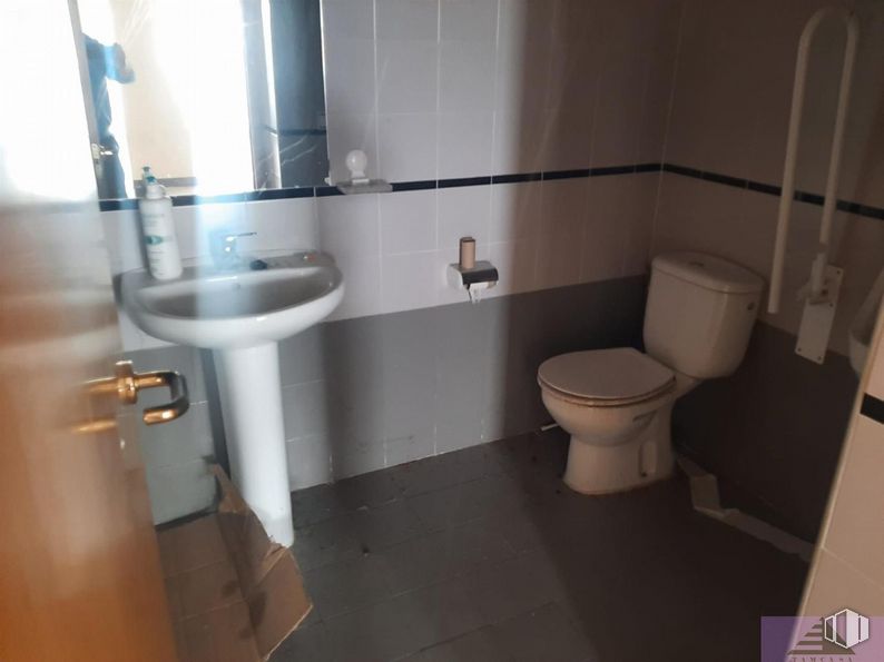 Retail for sale & for rent at Zona centro, El Romeral, Toledo, 45770 with toilet, sink, mirror, plumbing fixture, tap, bathroom sink, bathroom, purple, fluid and fixture around