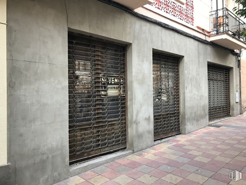 Local en alquiler y venta en Centro - Acueducto, Segovia, 40005 con persiana de la ventana, albañilería, superficie de carretera, ladrillo, puerta, fachada, acera, bienes raíces, edificio y suelo alrededor