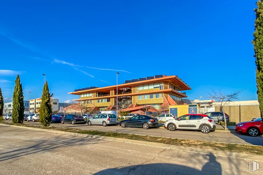 Oficina en alquiler en Avenida Punto Es, 4, Alcalá de Henares, Madrid, 28805 con coche, edificio, casa, cielo, rueda, vehículo terrestre, neumático, vehículo, nube, planta y barrio residencial alrededor