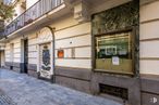 Retail for sale at Calle Jorge Juan, 69, Salamanca, Madrid, 28009 with building, road surface, brickwork, brick, facade, urban design, city, sidewalk, door and house around