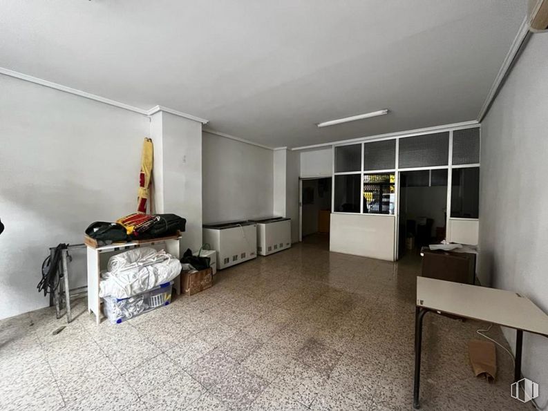 Retail for sale & for rent at Calle Princesa Zaida, Cuenca, 16002 with table, luggage & bags, property, building, interior design, floor, flooring, wall, cabinetry and lighthouse around