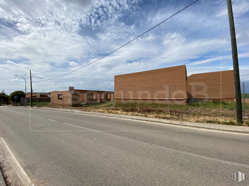 Land for sale at Zona Centro, Novés, Toledo, 45519 with house, building, cloud, sky, road surface, asphalt, land lot, neighbourhood, overhead power line and tar around