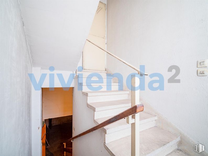 Local en venta en Calle San Fidel, Ciudad Lineal, Madrid, 28017 con madera, pintura, escaleras, suelo, suelos, edificio, accesorio, techo, material compuesto y escayola alrededor