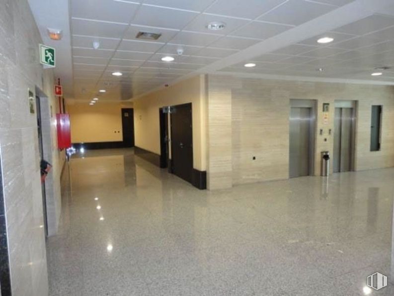 Oficina en alquiler en Edificio Ancora, Zona San Sebastián de los Reyes, San Sebastián de los Reyes, Madrid, 28700 con puerta, accesorio, hall, suelo, interiorismo, suelos, propiedad material, inmobiliario, vidrio y techo alrededor