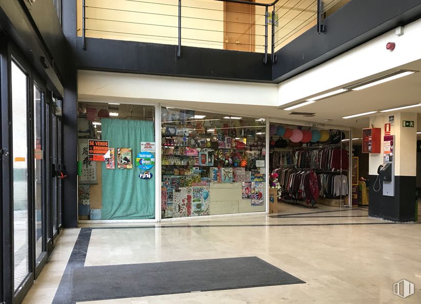 Local en alquiler y venta en C.C. Los Pinos, Paseo Pinos, 2, Alcalá de Henares, Madrid, 28806 con piso, suelo, accesorio, venta minorista, ciudad, techo, edificio comercial, vidrio, evento y lobby alrededor