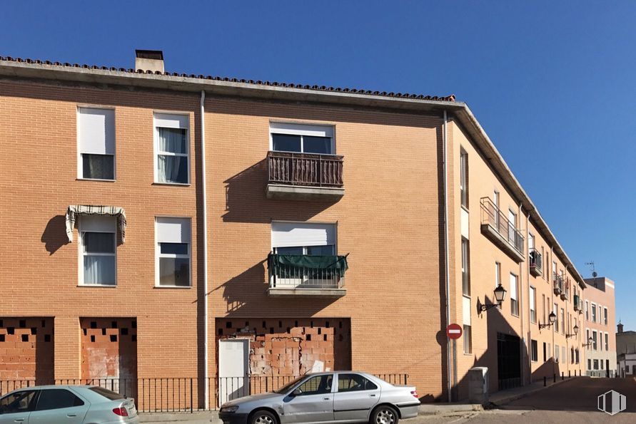 Retail for rent at Calle Nueva, Cabañas de la Sagra, Toledo, 45592 with car, window, building, automotive parking light, tire, wheel, sky, vehicle, automotive exterior and urban design around