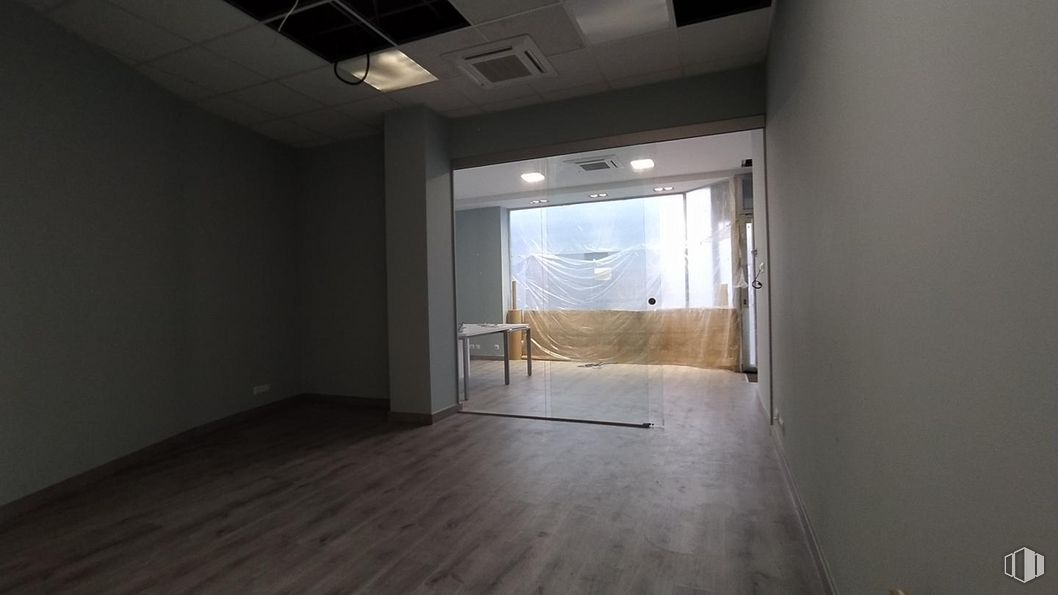 Retail for sale & for rent at Avenida de Madrid, Ávila, 05001 with lighting, fixture, wood, building, hall, flooring, hardwood, house, ceiling and glass around