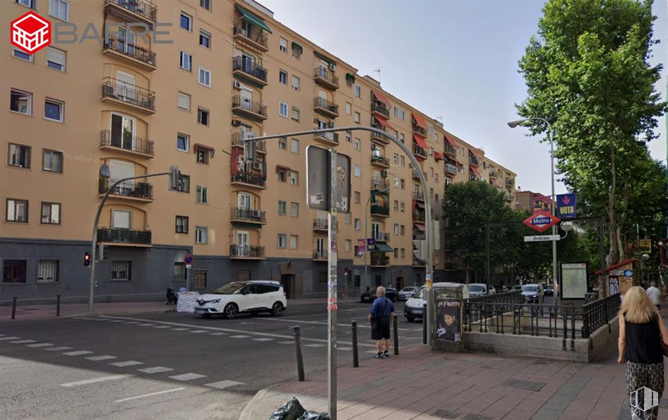 Retail for sale at Zona Arganzuela, Arganzuela, Madrid, 28045 with person, building, tire, window, wheel, car, sky, plant, vehicle and tree around