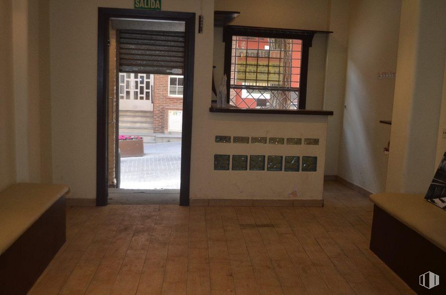 Retail for rent at Zona Centro, Las Rozas de Madrid, Madrid, 28230 with furniture, window, door, window blind, wood, fixture, flooring, building, shade and hardwood around