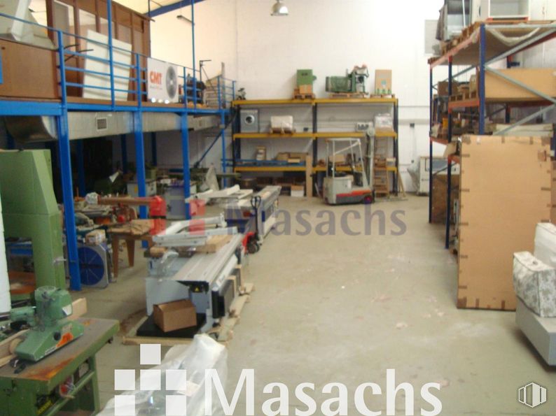 Nave en venta en Zona Industrial, Alcobendas, Madrid, 28100 con mueble, propiedad, suelo, suelos, madera, ingeniería, máquina, edificio, accesorio y escalera alrededor