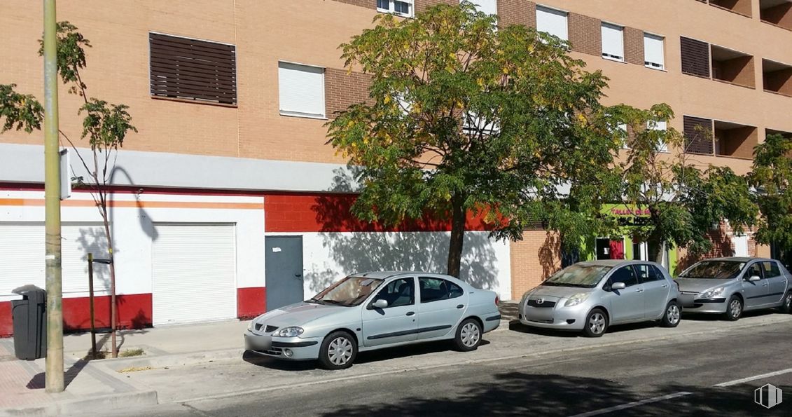 Local en alquiler y venta en Paseo Ginebra, 35, San Blas - Canillejas, Madrid, 28022 con coche, ventana, edificio, rueda, luz de estacionamiento automotriz, neumático, vehículo terrestre, vehículo, vehículo de motor y planta alrededor