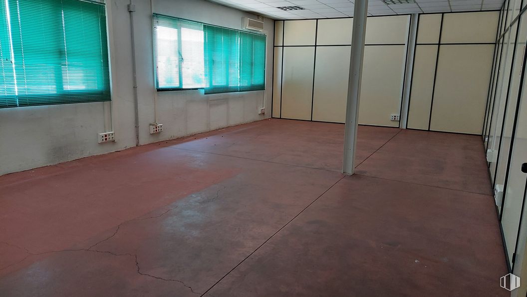 Office for rent at Calle Gremio de los Canteros, 2, Segovia, 40195 with window blind, window, wood, fixture, flooring, floor, shade, hall, hardwood and tile flooring around