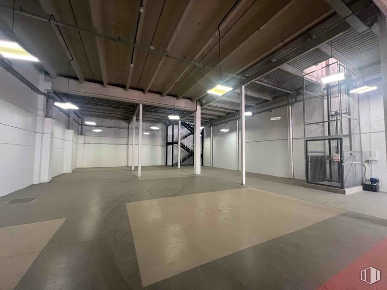 Nave en alquiler en Zona polígono industrial Sur, San Sebastián de los Reyes, Madrid, 28700 con lámpara, alumbrado, hall, interiorismo, accesorio, suelos, techo, vidrio, espacio y edificio alrededor