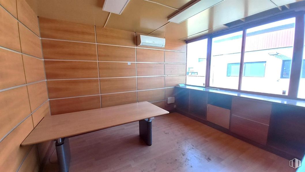 Nave en alquiler y venta en Polígono Prado Overa, Leganés, Madrid, 28914 con mesa, suelos, madera, suelo, interiorismo, mueble, techo, tinte para madera, madera dura y habitación alrededor