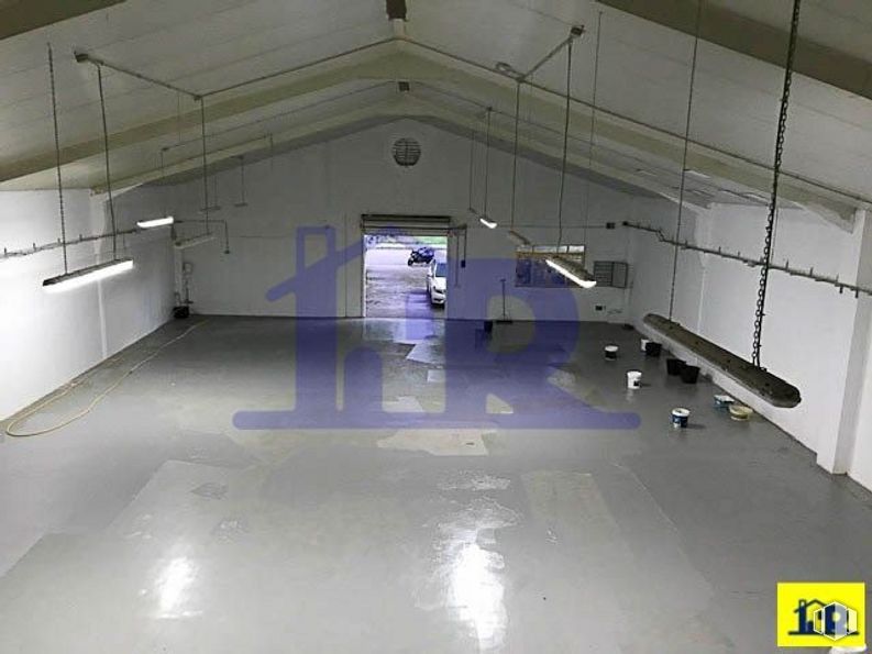 Industrial for sale at Polígono Cerrajera, Cuenca, 16003 with fixture, hall, floor, flooring, tile flooring, gas, automotive design, symmetry, ceiling and space around