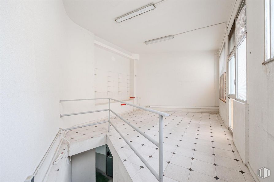 Local en venta en Avenida Federico Rubio y Galí, Tetuán, Madrid, 28039 con propiedad, accesorio, propiedad material, suelos, hall, ventana, madera, edificio, material compuesto y techo alrededor