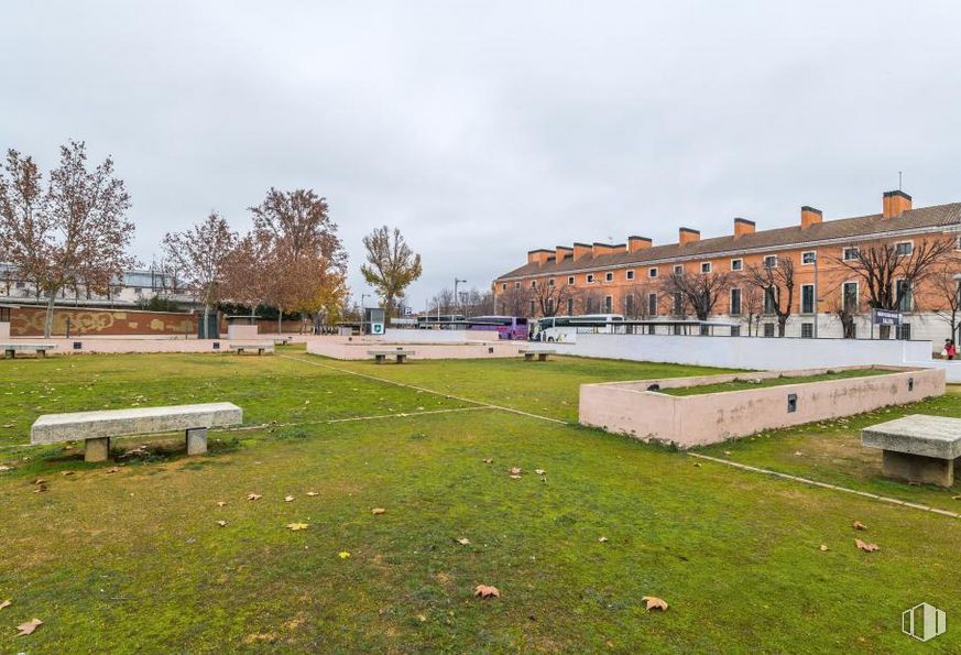 Industrial for sale at Calle Valeras, 2, Aranjuez, Madrid, 28300 with bench, building, sky, cloud, plant, tree, land lot, outdoor bench, grass and urban design around