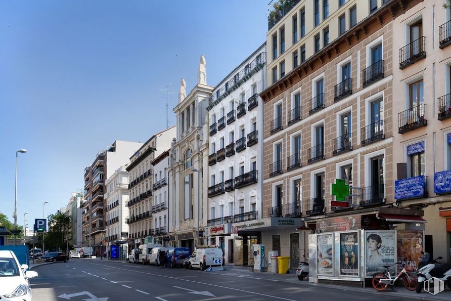 Local en alquiler en Calle Fuencarral, Chamberí, Madrid, 28010 con edificio, coche, vehículo terrestre, rueda, cielo, ventana, neumático, vehículo, infraestructura y vía pública alrededor