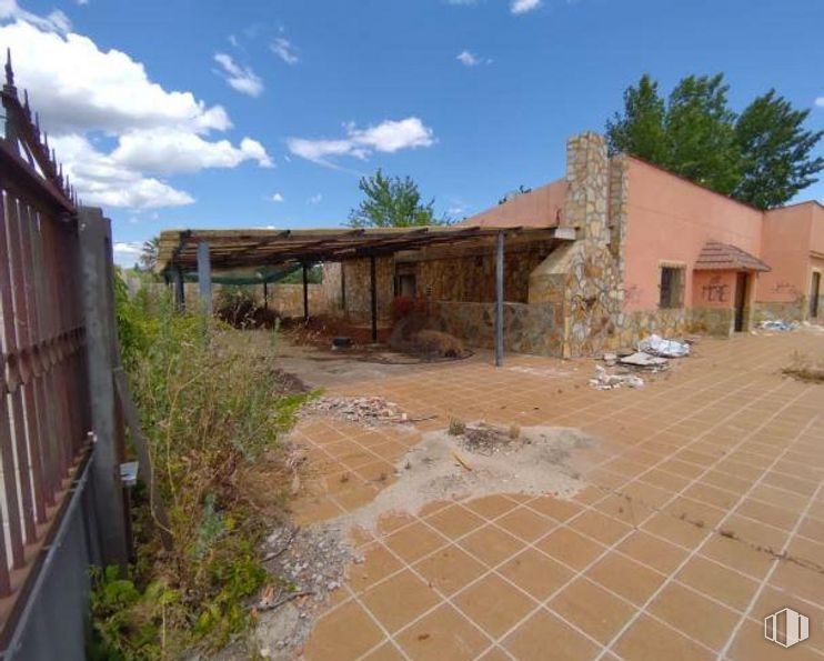 Retail for sale at Avenida Playa de Escalona, Escalona, Toledo, 45910 with sky, cloud, plant, building, land lot, road surface, house, tree, landscape and window around