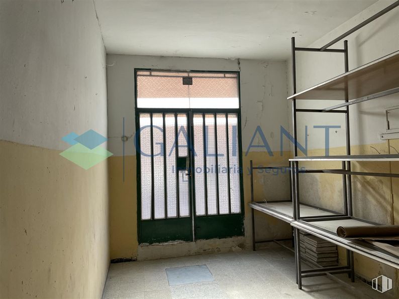 Retail for sale at Zona La Fortuna, Leganés, Madrid, 28917 with door, fixture, building, interior design, floor, wood, flooring, window, glass and tints and shades around