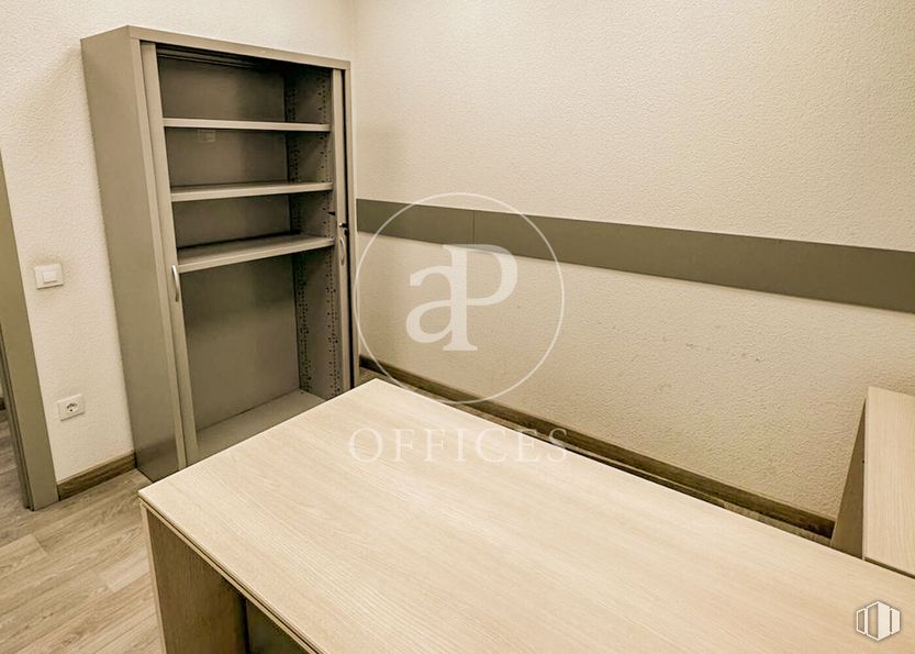 Oficina en alquiler en Zona Palacio, Centro, Madrid, 28013 con estantería, ebanistería, mueble, cajón, mesa, cajonera, madera, rectángulo, estante y estantería alrededor