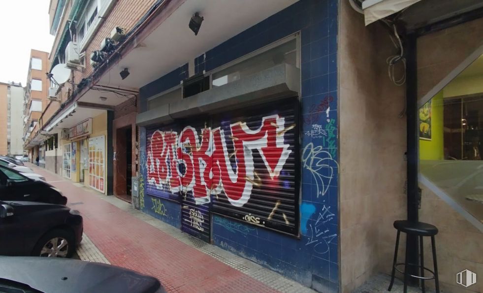 Retail for rent at Calle Chile, 7, Torrejón de Ardoz, Madrid, 28850 with stool, tire, wheel, car, building, window, art, graffiti, font and facade around