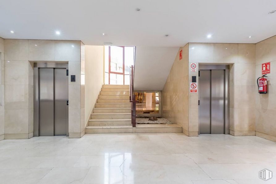 Oficina en alquiler y venta en Calle Medea, San Blas - Canillejas, Madrid, 28037 con puerta, ventana, accesorio, pasillo, piso, pavimentos, madera, techo, suelos de baldosas y edificio alrededor