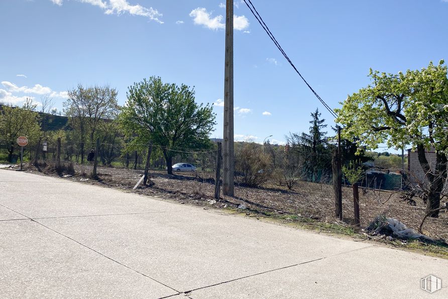 Land for sale at Carretera Fontanar, 7, Guadalajara, 19004 with person, cloud, sky, plant, road surface, land lot, vegetation, tree, asphalt and electricity around