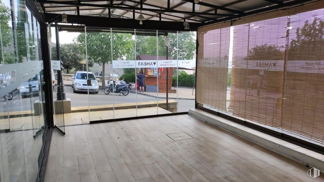 Retail for rent at Barrio del Castillo, Cuenca, 16001 with window blind, tire, wheel, vehicle, car, shade, tree, plant, wood and floor around