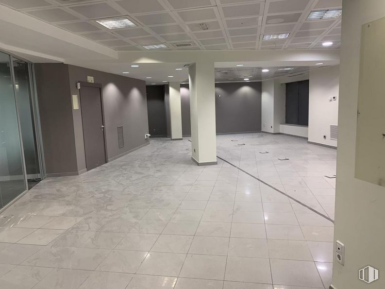 Retail for sale at Plaza Sierra de Ayllón, Villa de Vallecas, Madrid, 28031 with light fixture, hall, flooring, interior design, floor, tile flooring, fixture, composite material, ceiling and concrete around