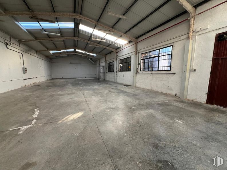 Industrial for sale at Zona Avenida Madrid, Arganda del Rey, Madrid, 28500 with window, door, floor, flooring, ceiling, concrete, hall, building material, daylighting and basement around