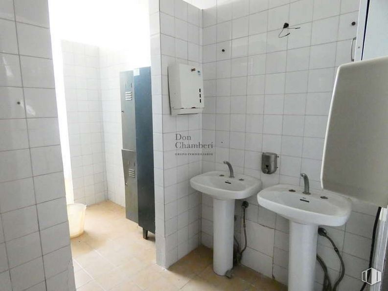 Industrial for sale at Carretera CM-5007, Valmojado, Toledo, 45940 with sink, hand dryer, plumbing fixture, tap, bathroom sink, building, bathroom, mirror, interior design and floor around