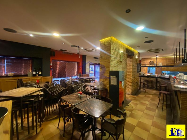 Retail for rent at Zona Princesa Zaida, Cuenca, 16002 with chair, kitchen & dining room table, table, furniture, interior design, lighting, flooring, restaurant, floor and ceiling around