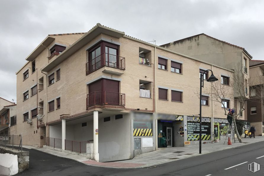 Local en venta en Calle Escuelas, 14, Galapagar, Madrid, 28260 con edificio, nube, cielo, ventana, diseño urbano, casa, condominio, área residencial, fachada y asfalto alrededor