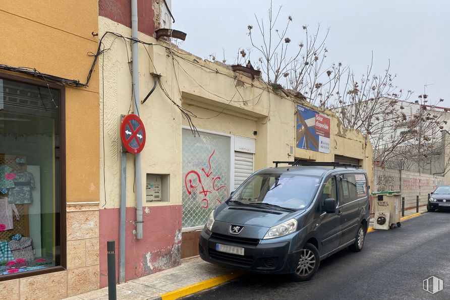 Land for sale at Casco urbano, Tarancón, Cuenca, 16400 with van, wheel, automotive parking light, land vehicle, tire, car, vehicle, window, sky and building around