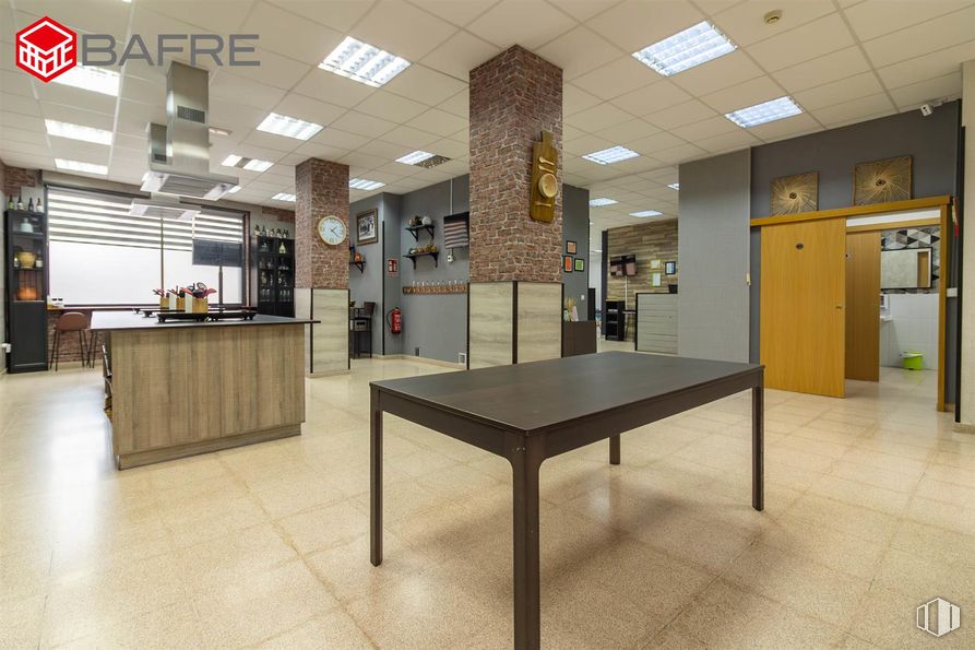 Retail for sale at Calle Pozo Chico, Valdemoro, Madrid, 00000 with door, desk, furniture, interior design, flooring, floor, wall, wood, ceiling and table around