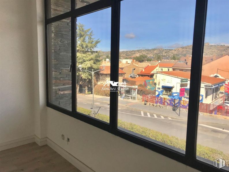 Oficina en alquiler en Avenida Valladolid, Torrelodones, Madrid, 28250 con ventana, edificio, cielo, planta, accesorio, sombra, madera, árbol, inmobiliario y vidrio alrededor