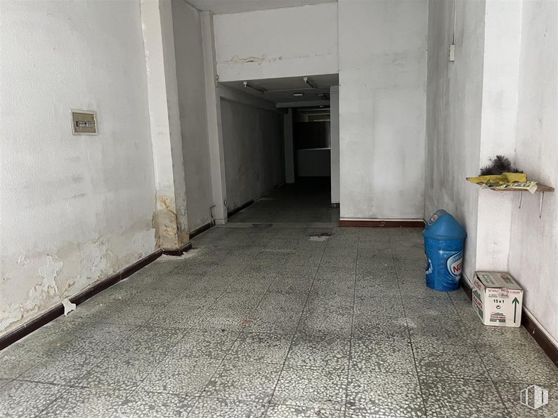 Local en venta en Calle San Lamberto, 13, Ciudad Lineal, Madrid, 28017 con productos envasados, accesorio, suelo, suelos, edificio, gas, puerta, material compuesto, contenedor de basura y casa alrededor