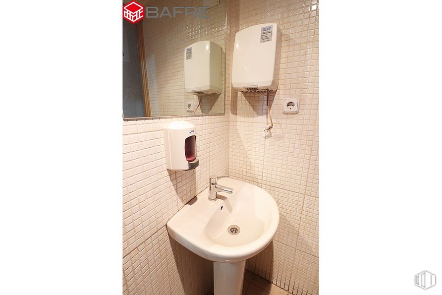 Local en venta en Calle de Fuengirola, Puente de Vallecas, Madrid, 28038 con fregadero, grifo, accesorios de fontanería, lavabo, cuarto de baño, morado, madera, interiorismo, rectángulo y planta alrededor