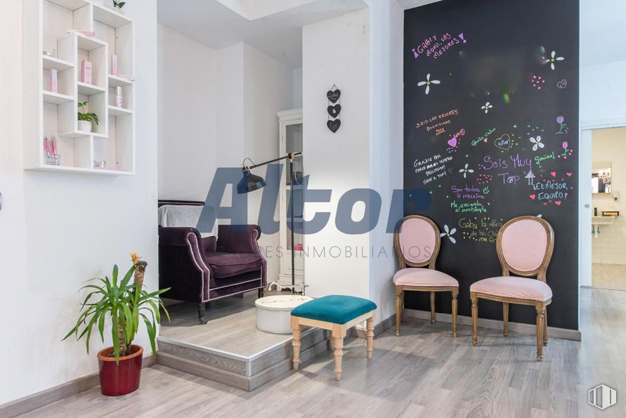 Local en alquiler y venta en Calle Fray Luis De León, Arganzuela, Madrid, 28012 con silla, taburete, planta de interior, mueble, alumbrado, maceta, interiorismo, suelos, suelo y pared alrededor